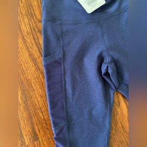 Women’s navy Fabletic leggings w/ side pockets